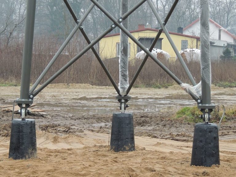 Mocowanie krzyża kratownicowego z fundamentem prefabrykowanym